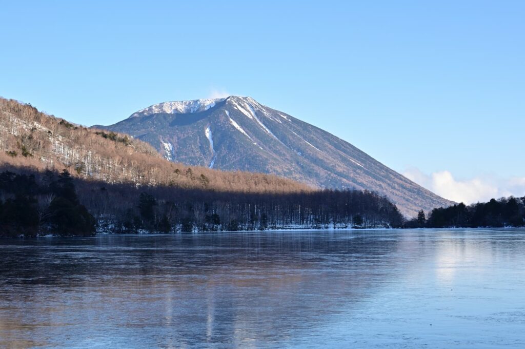 湖と男体山