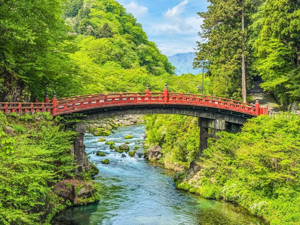 緑豊かな場所にかかる赤い神橋