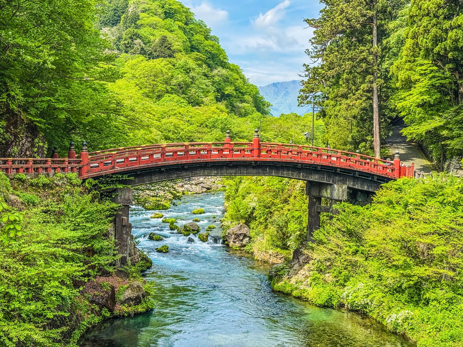緑豊かな場所にかかる赤い神橋