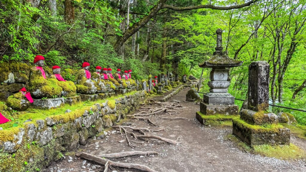 お地蔵様が並ぶ憾満ヶ淵