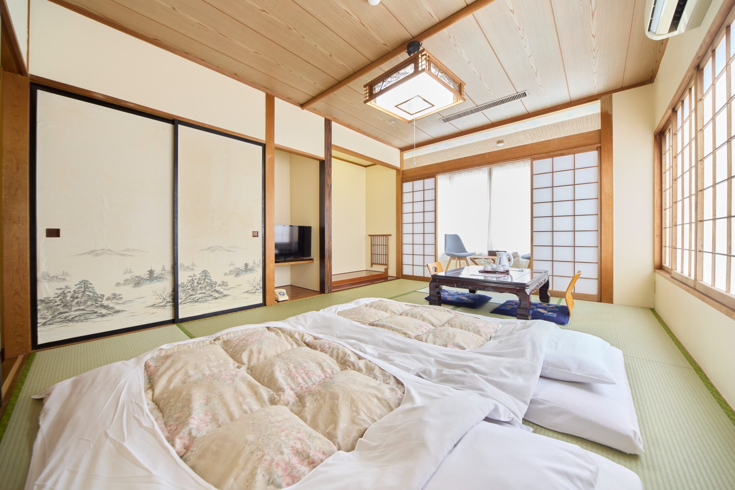 布団が敷いてある客室の様子