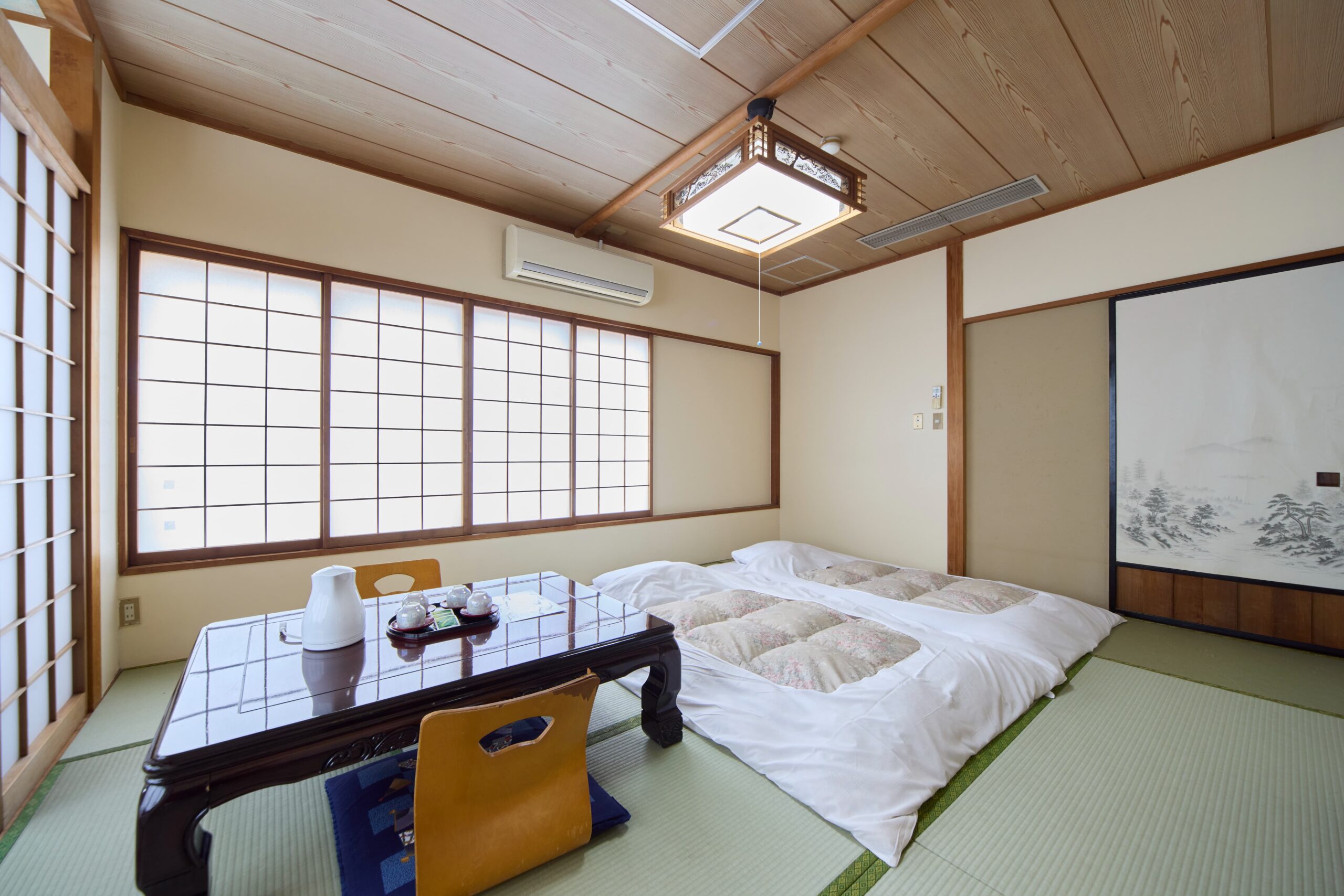 布団が敷いてある客室の様子