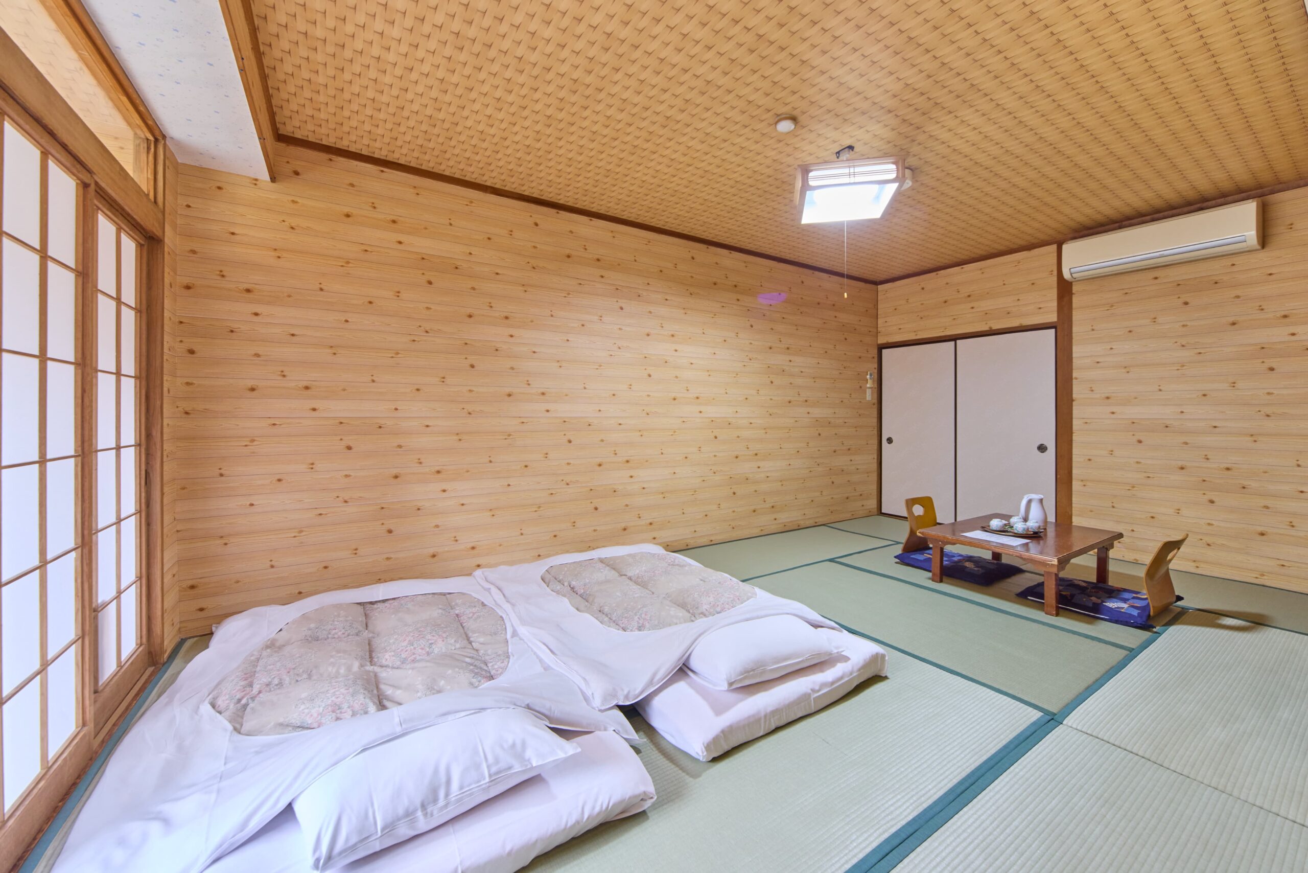 客室、布団が敷かれいてる様子