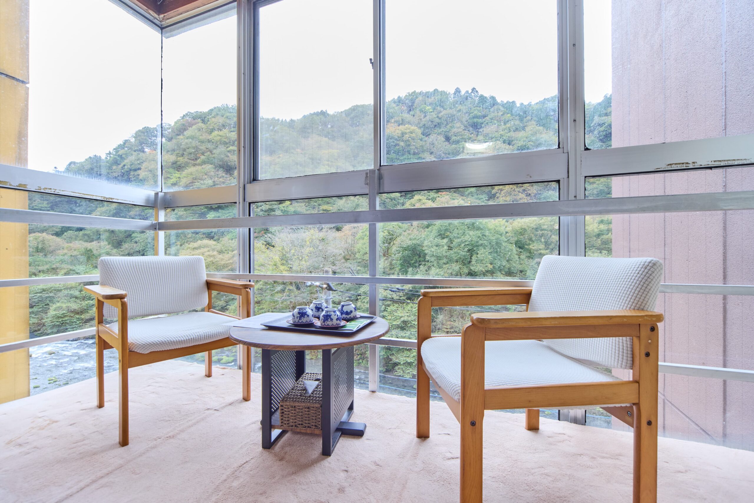 部屋の椅子とテーブル