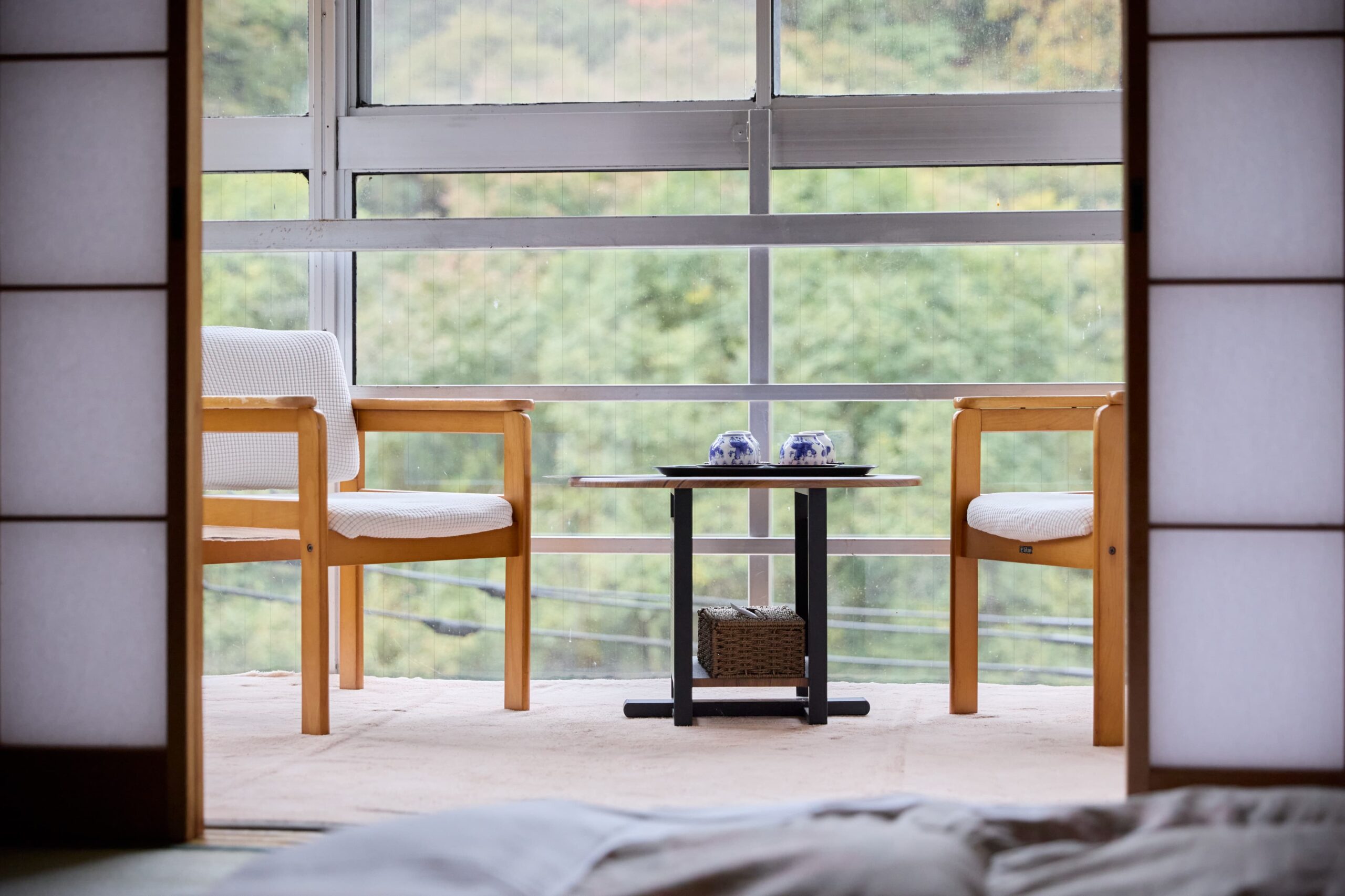 椅子とテーブルが置いてある広縁