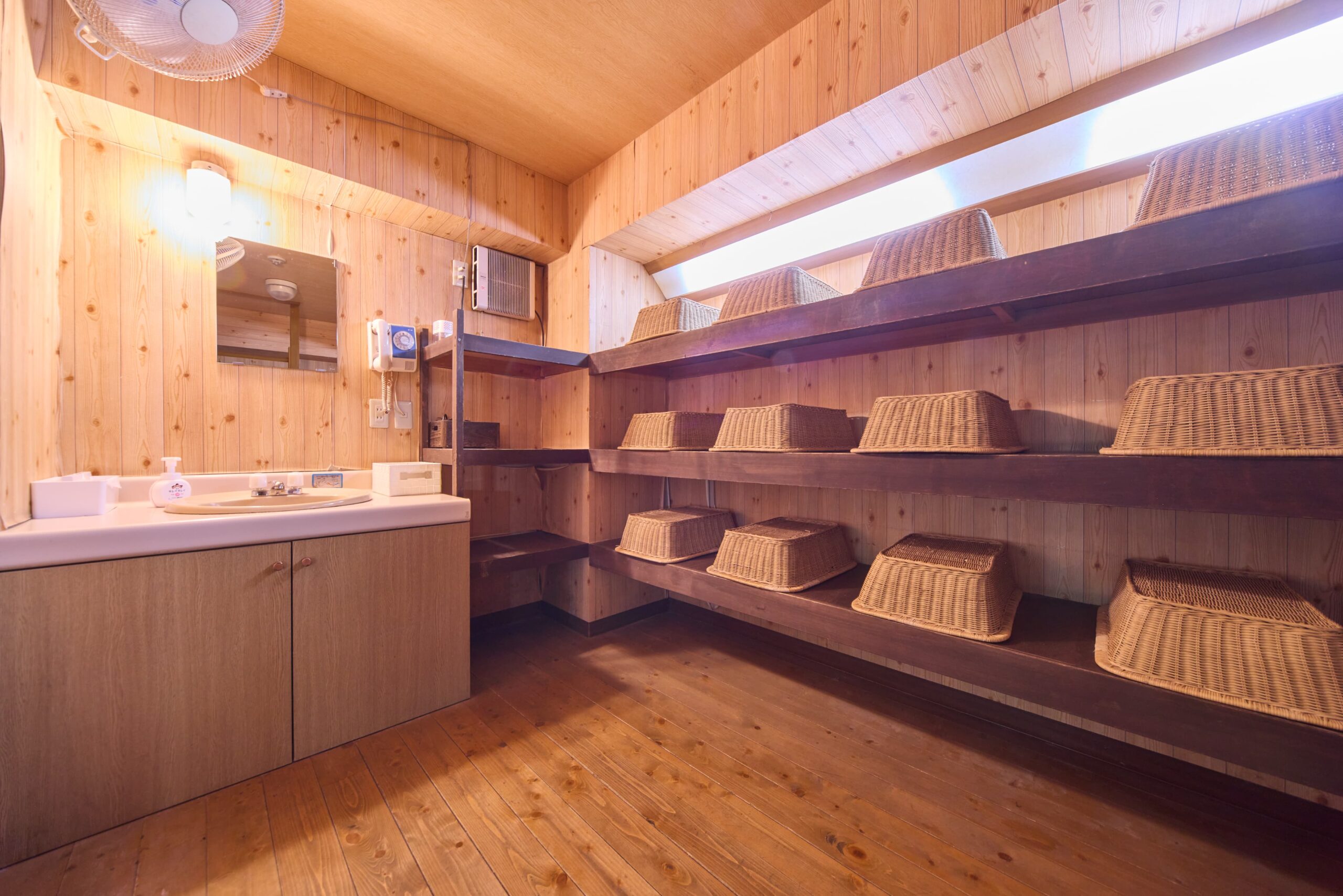 カゴが並ぶ脱衣所の様子